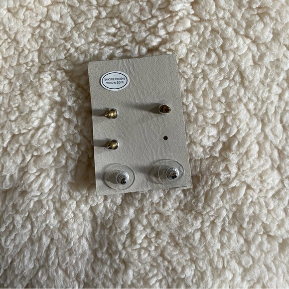 ✨ FREE ✨ Urban Outfitters Earrings - Picture 2 of 2